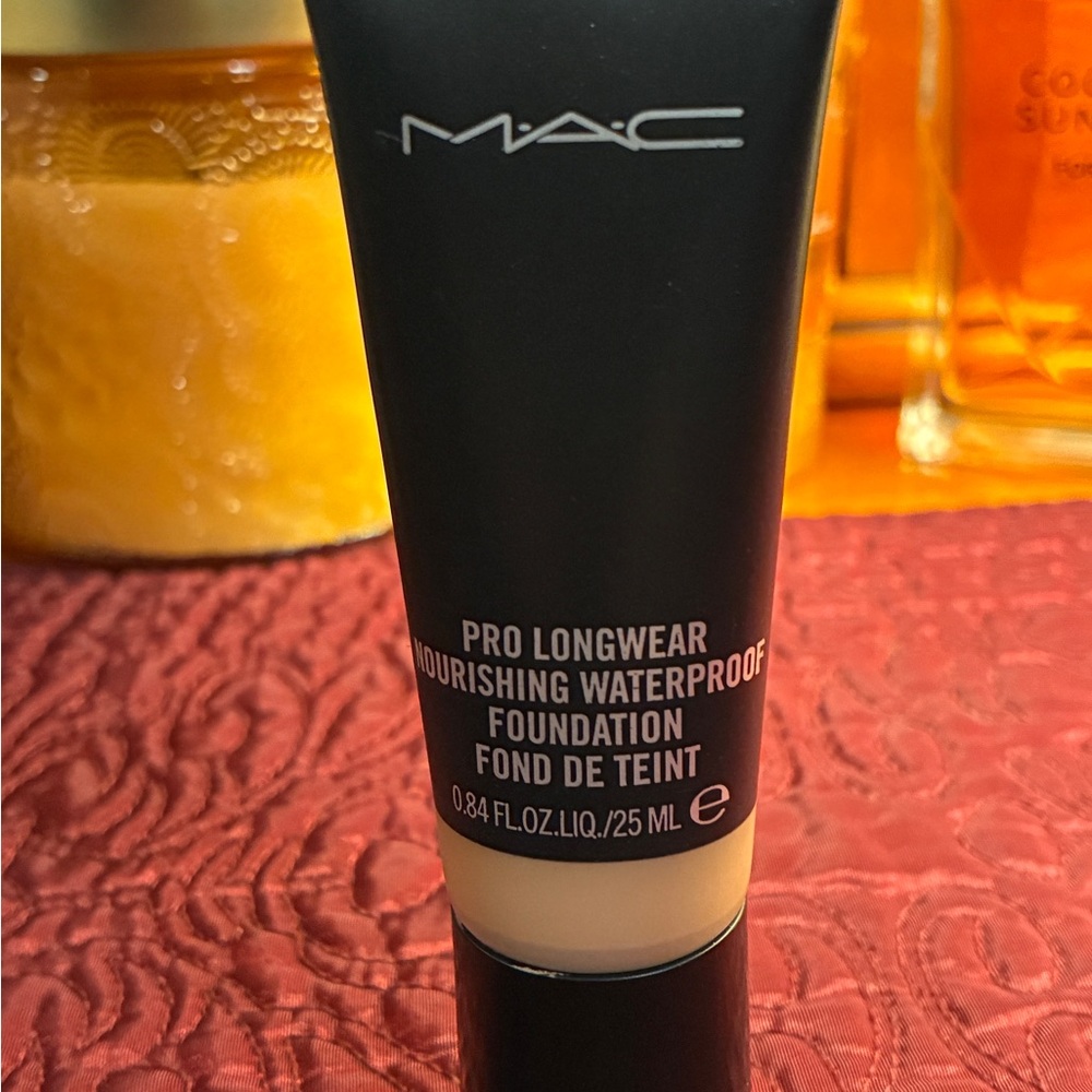 NEW MAC Cosmetics Pro Longwear Nourishing Waterproof Foundation - NW 30